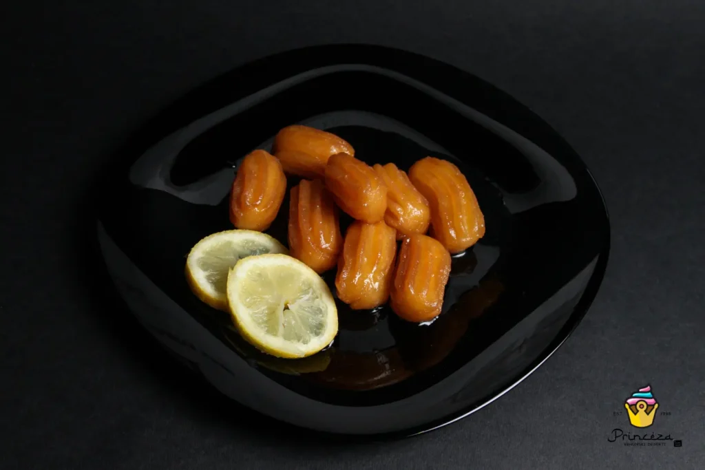 Posne tulumbice servirane u tanjiru i spremne za posluženje.