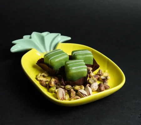 Mafini sa pistaćima, zelene boje, ukrašeni seckanim pistaćima.