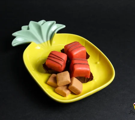 Mafini sa kremom i komadićima lešnika, preliven kremom i posuti lešnicima.