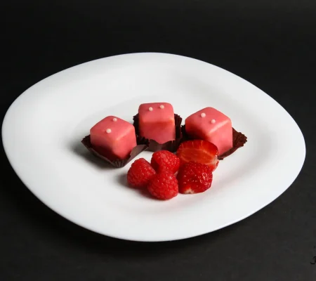 Mafini sa jagodama i malinama, crvene boje, ukrašeni svežim voćem