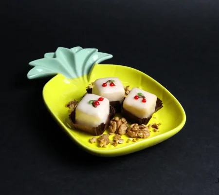 Mafini sa orasima i rumom, bele boje, ukrašeni seckanim orasima.