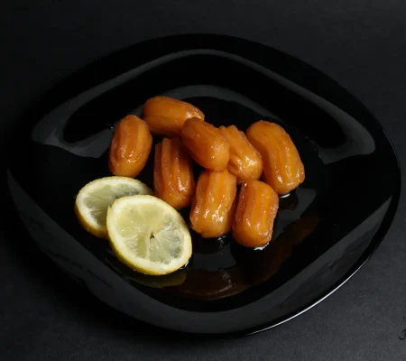 Posne tulumbice servirane u tanjiru i spremne za posluženje.